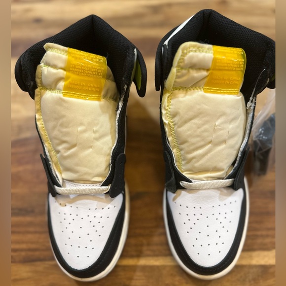 Nike Jordan 1 Retro High Youth Sz 5.5 OG volt Gold White Kids Teen Basketball - Picture 3 of 5